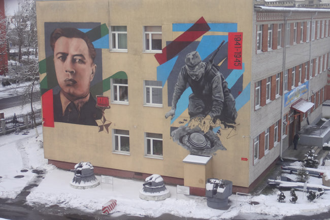 В Калининграде на военкомате нарисовали граффити героя войны