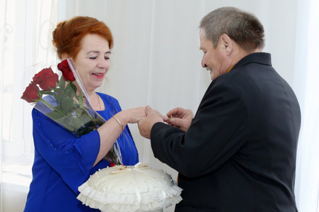Жители Забайкаля поженились спустя 40 лет после знакомства