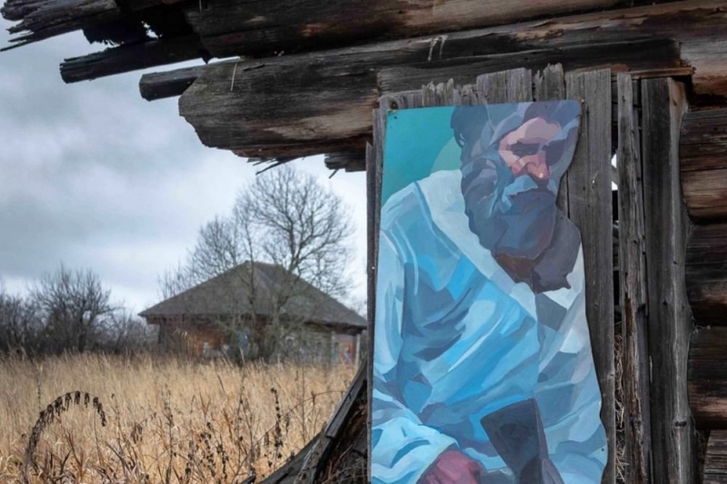 Зачем художник рисует портреты на домах в покинутых людьми деревнях