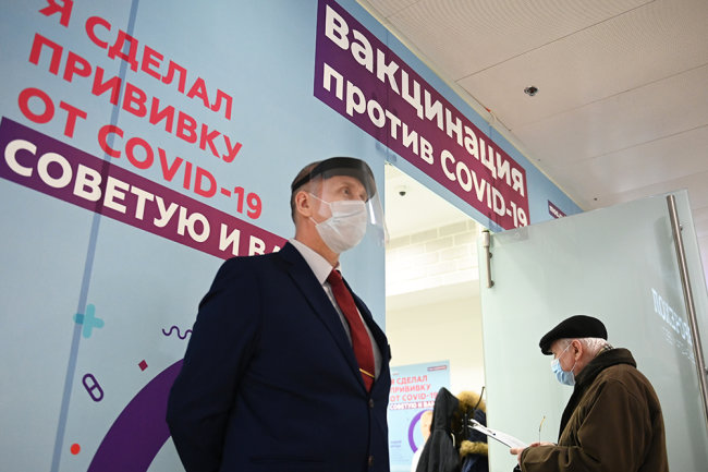 Собянин дал старт клиническим исследованиям однофазной вакцины "Спутник Лайт"