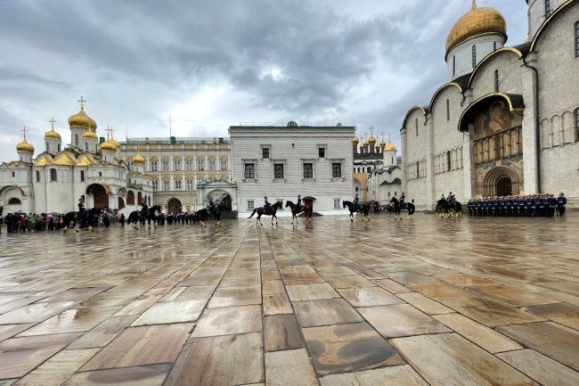 На Соборной площади Кремля провели церемонию развода караулов