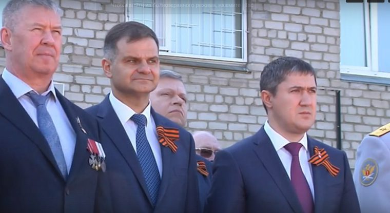 На Параде Победы в Перми губернатор обозначил круг приближенных. Фото