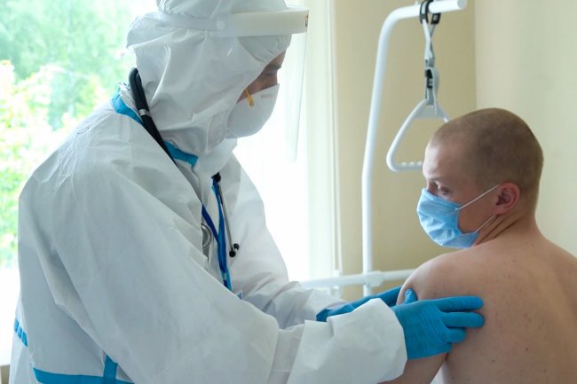 Обязательную вакцинацию ввели для всех волгоградских чиновников