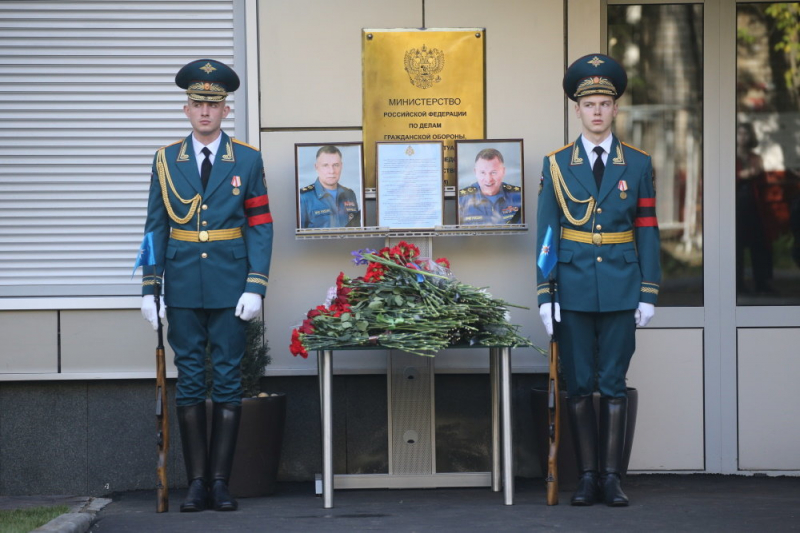 В Москве и Петербурге простились с главой МЧС Евгением Зиничевым