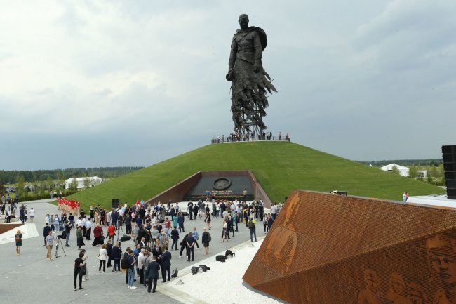 У монумента Советскому солдату прошел концерт-митинг "Я убит подо Ржевом"