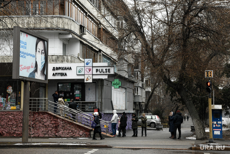 В разгромленном Алматы начали воевать по ночам