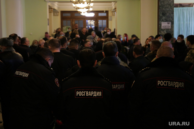 Пермяки пришли проститься с погибшими в Донбассе омоновцами. Фоторепортаж URA.RU
