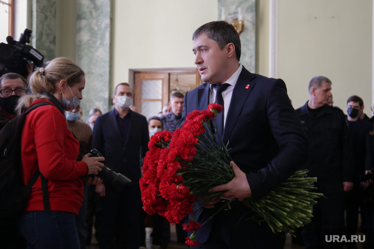 Пермяки пришли проститься с погибшими в Донбассе омоновцами. Фоторепортаж URA.RU