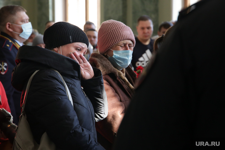 Пермяки пришли проститься с погибшими в Донбассе омоновцами. Фоторепортаж URA.RU