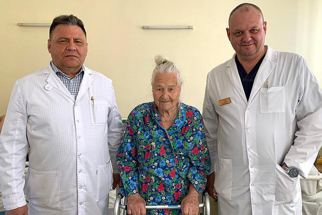 В Приморье врачи сделали сложную операцию 102-летней пациентке