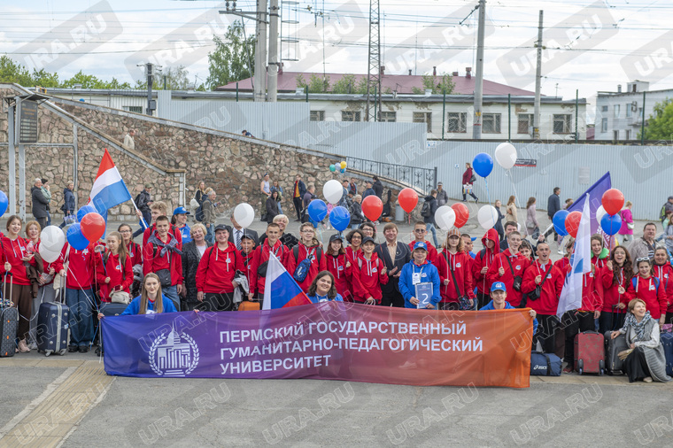 Пермских министров отправили на вокзал встречать детей Донбасса. Фото