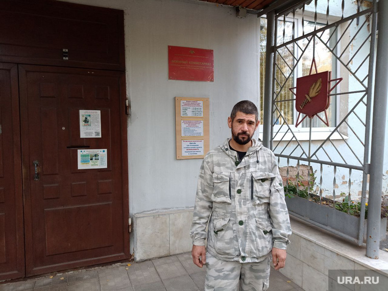 В военкомат Перми идут госслужащие и заводчане