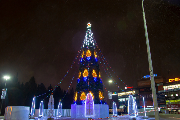 Самые красивые пермские елки украшают кораблями и крендельками