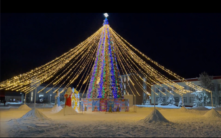 Самые красивые пермские елки украшают кораблями и крендельками