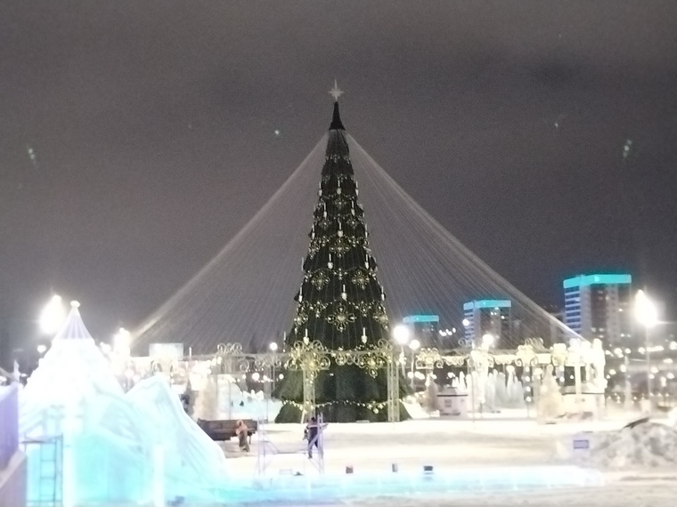 Самые красивые пермские елки украшают кораблями и крендельками